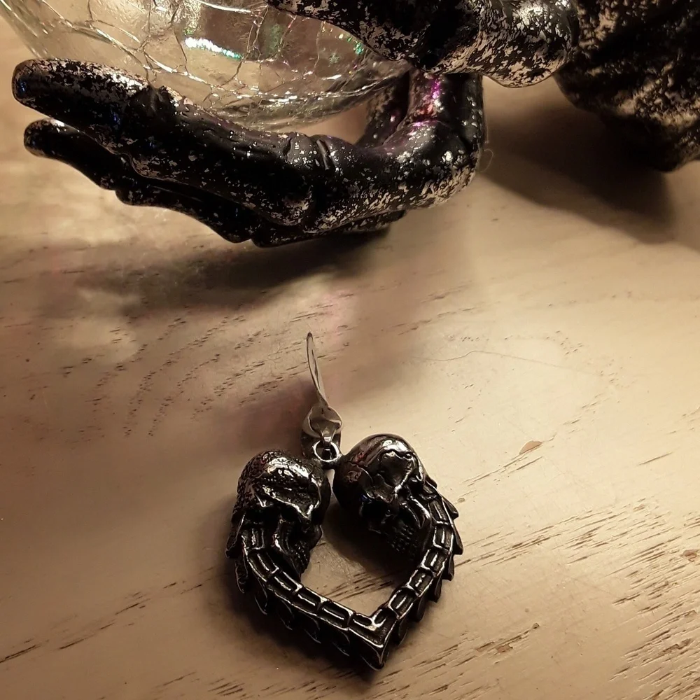 SKULL LOVE PENDANT IN STAINLESS STEEL